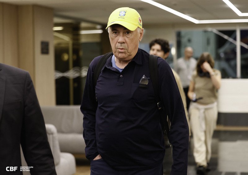Ancelotti de roupa preta e boné amarelo, da CBF (foto: Rafael Ribeiro/CBF)