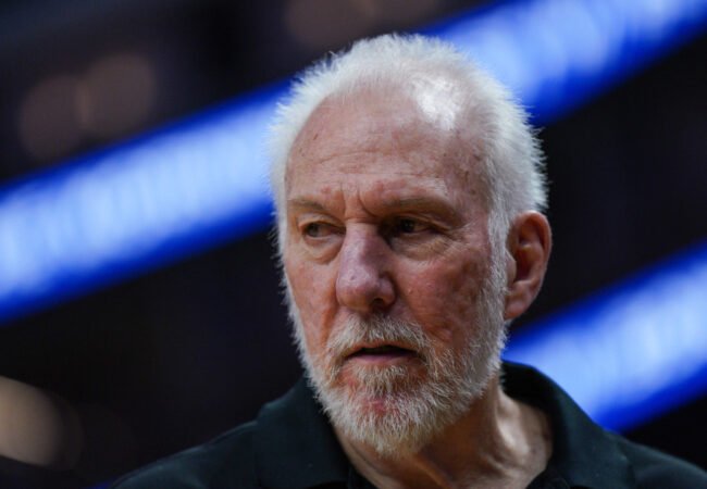 Gregg Popovich deixou o comando do San Antonio Spurs (foto: LOREN ELLIOTT/AFP)