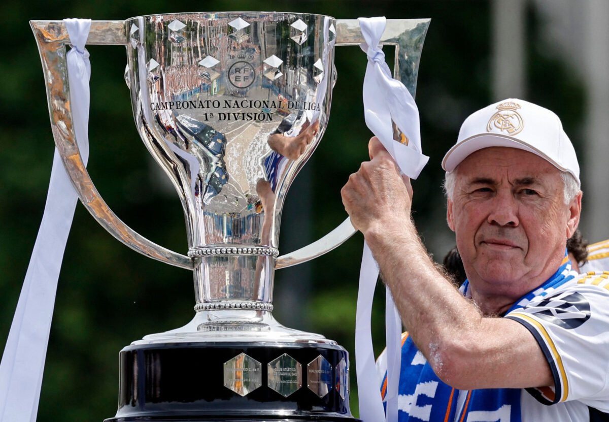 Carlo Ancelotti com o troféu da LaLiga conquistado pelo Real Madrid (foto: OSCAR DEL POZO/AFP)
