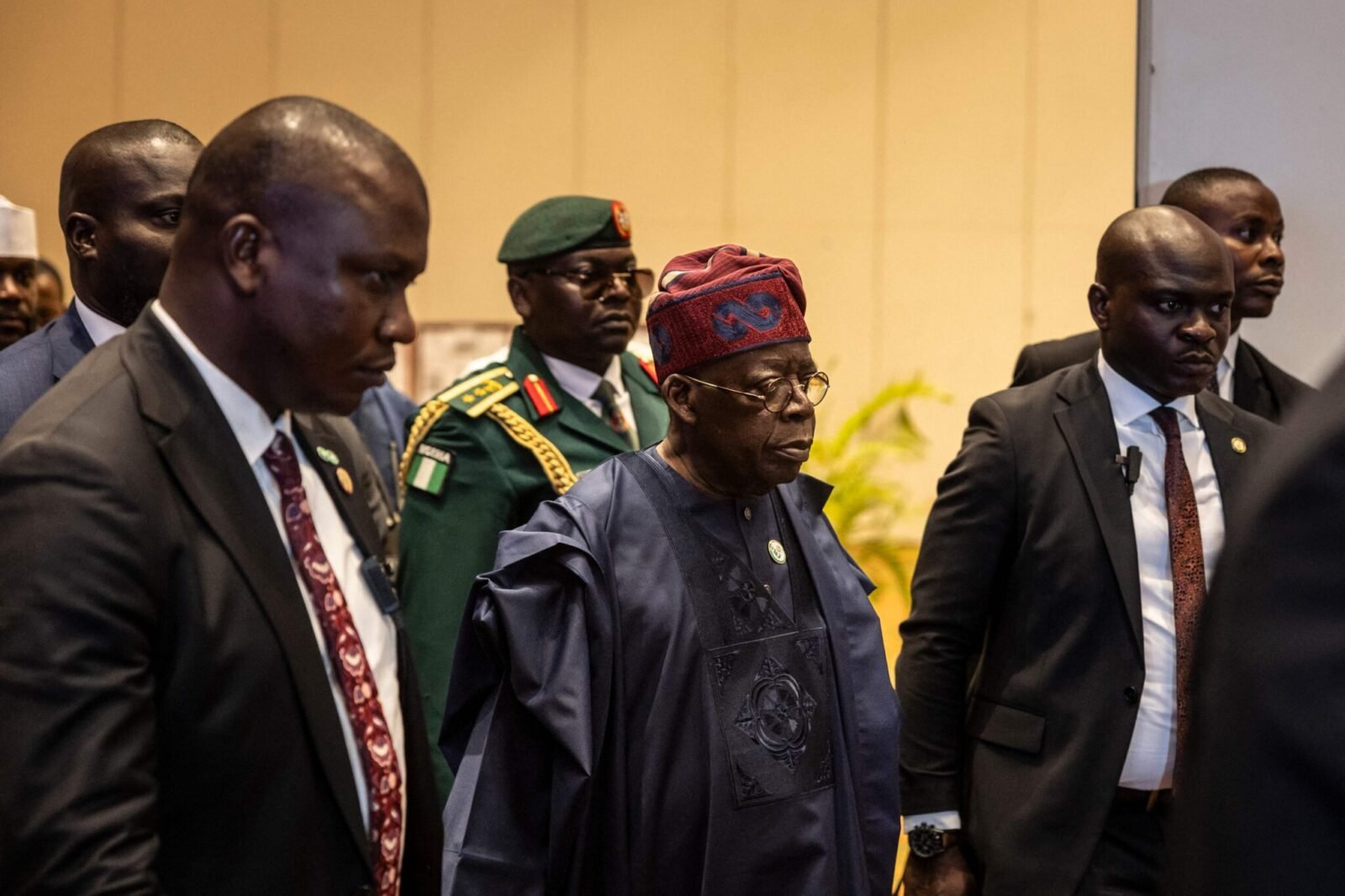 Presidente nigeriano, Bola Tinubu, ao centro (foto: Olympia de Maismont/AFP)