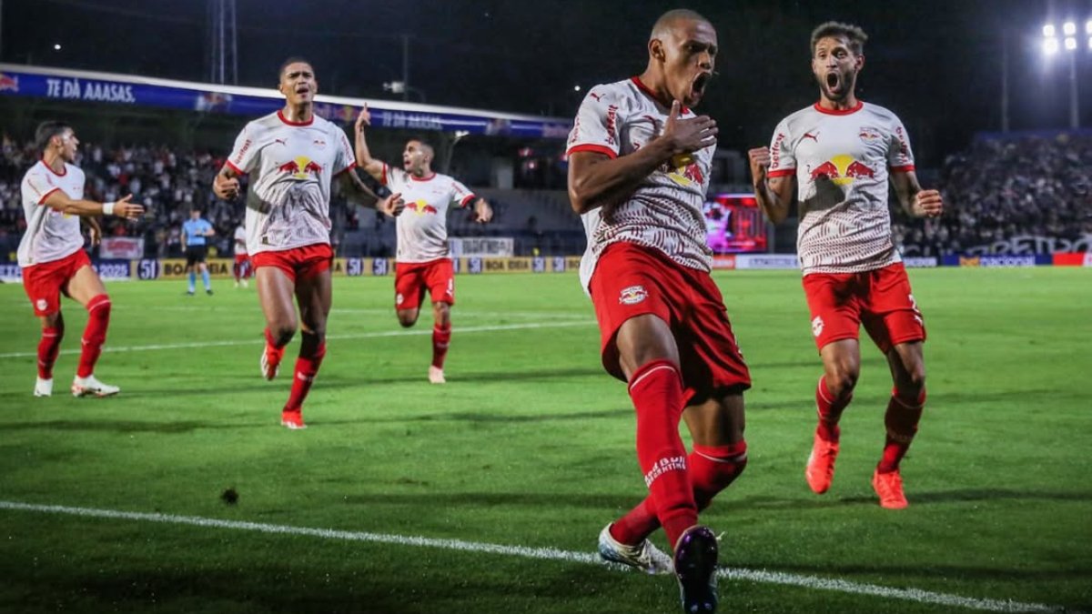 Jhon Jhon comemora golaço de falta pelo Bragantino (foto: Ari Ferreira/Red Bull Bragantino)