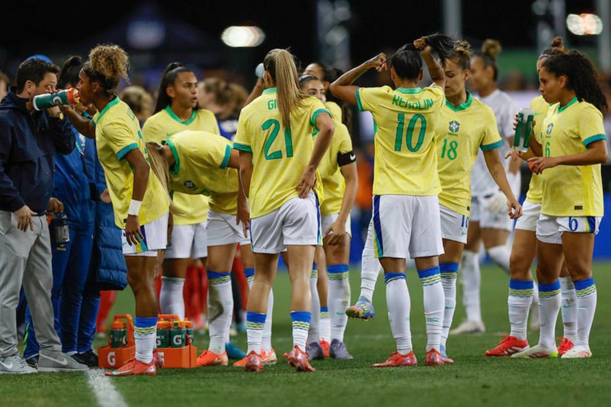 Jogadoras da Seleção Brasileira Feminina de Futebol reunidas no campo (foto: RAFAEL RIBEIRORIO /CBF)