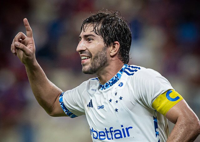 Lucas Silva comemora gol do Cruzeiro (foto: Samuel Andrade/Cruzeiro)