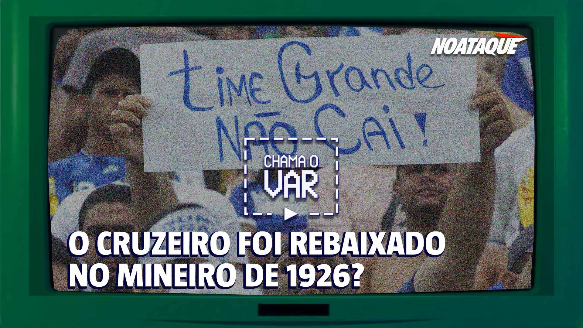 torcedor do cruzeiro segura cartaz branco com escrita azul: time grande não cai (foto: Arte + Renato Weil/EM/D.A Press)