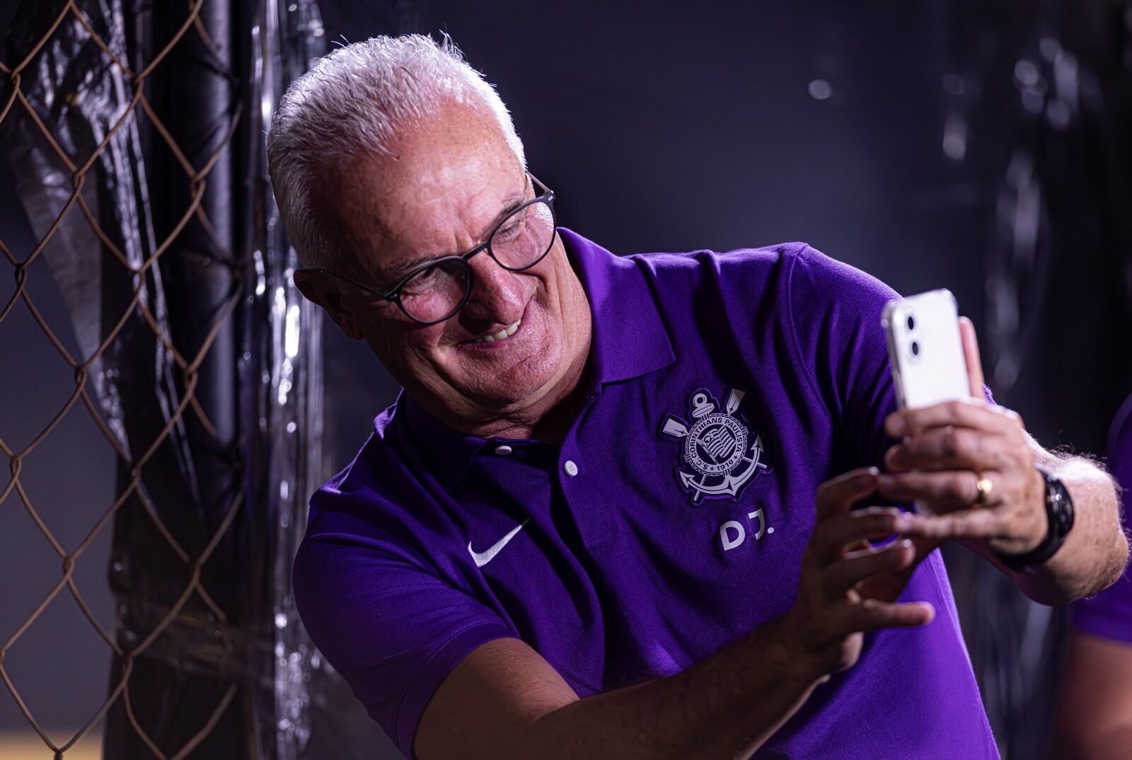 Dorival Júnior com a camisa do Corinthians tira uma selfie - (foto: Rodrigo Coca/Corinthians)