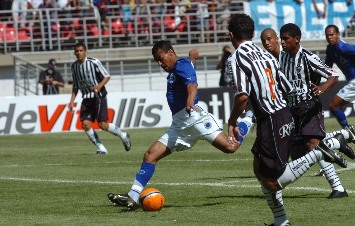 Araújo (com a bola) em campo pelo Cruzeiro em clássico contra o Atlético (foto: Juarez Rodrigues/Estado de Minas - 05/02/2006)