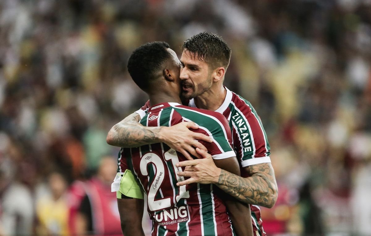 Jogadores do Fluminense comemoram gol (foto: LUCAS MERÇON / FLUMINENSE F.C.)
