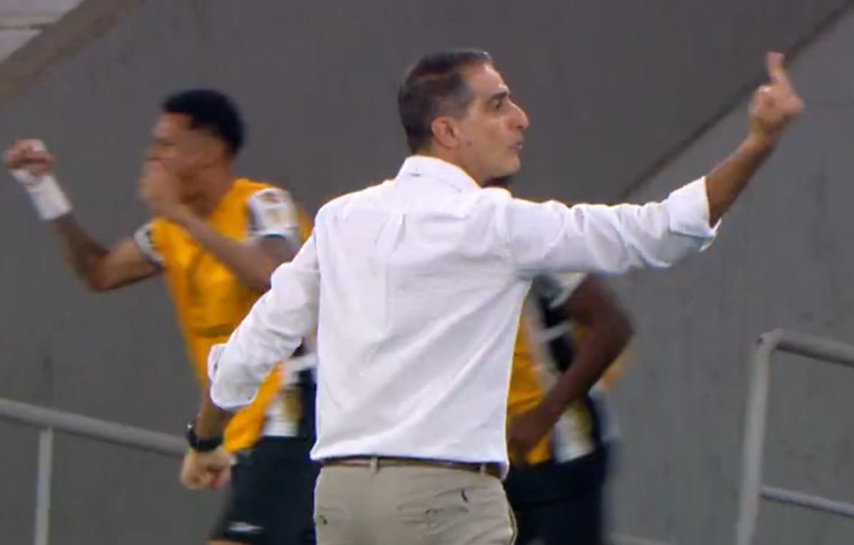 Técnico mostrou o dedo do meio para membro da comissão técnica (foto: Reprodução/TV Globo)