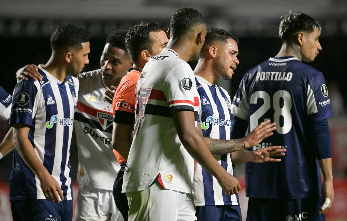 Navarro, do Talleres, chorou e acusou Bobadilla, do São Paulo, de xenofobia (foto: NELSON ALMEIDA / AFP)