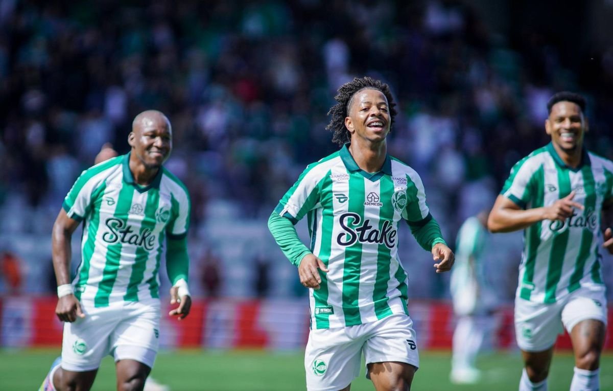 Ênio (ao centro), atacante do Juventude (foto: Divulgação/Juventude)