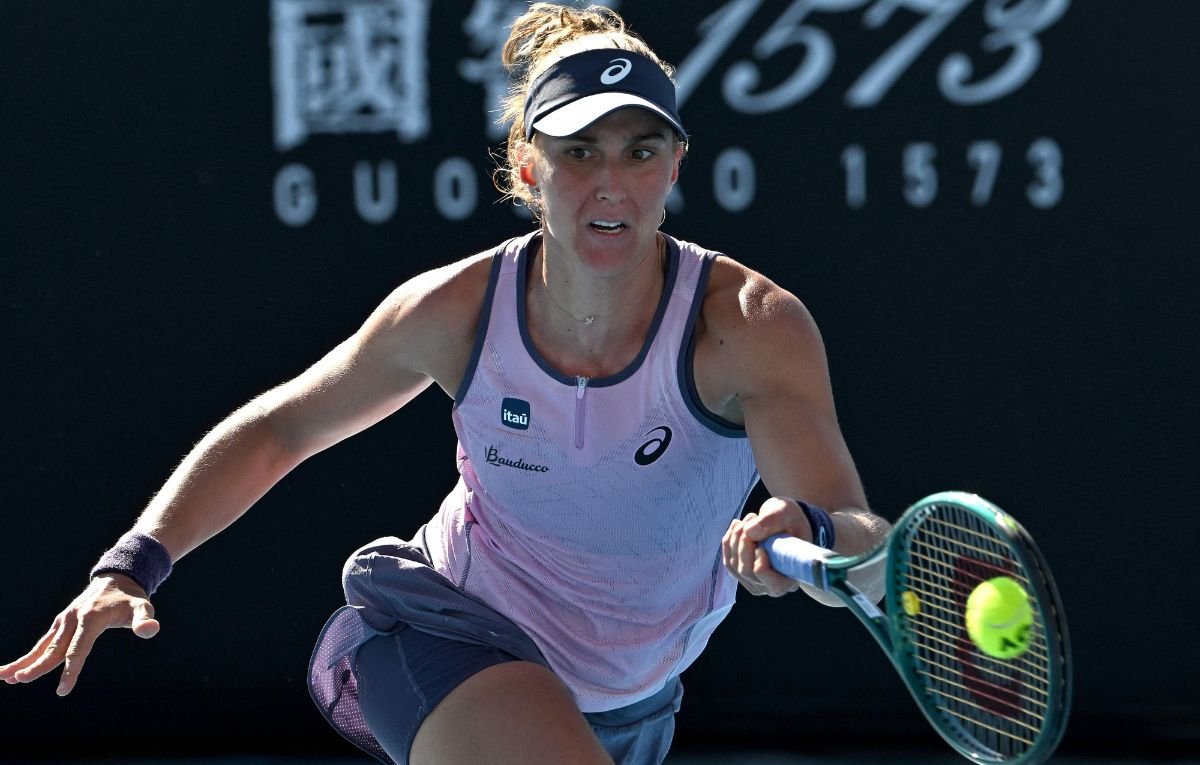 Bia Haddad em quadra (foto: Paul Crock / AFP)