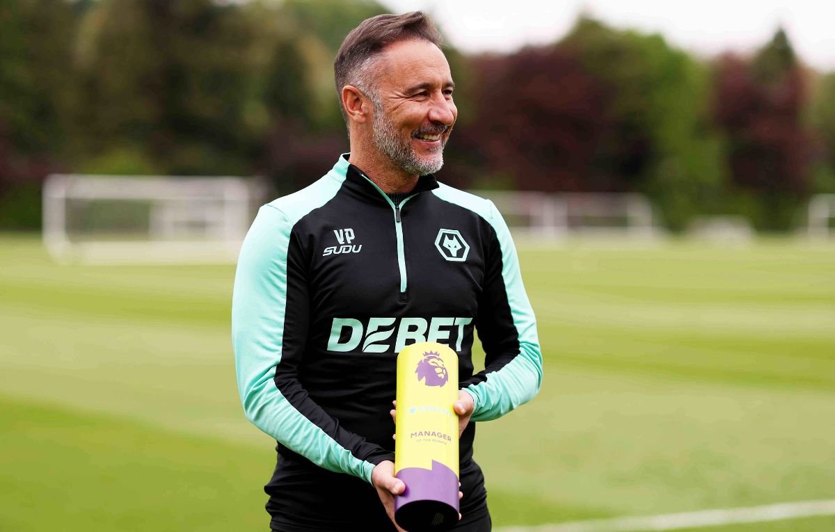 Vitor Pereira com o troféu de técnico do mês da Premier League (foto: Divulgação/Wolverhampton)
