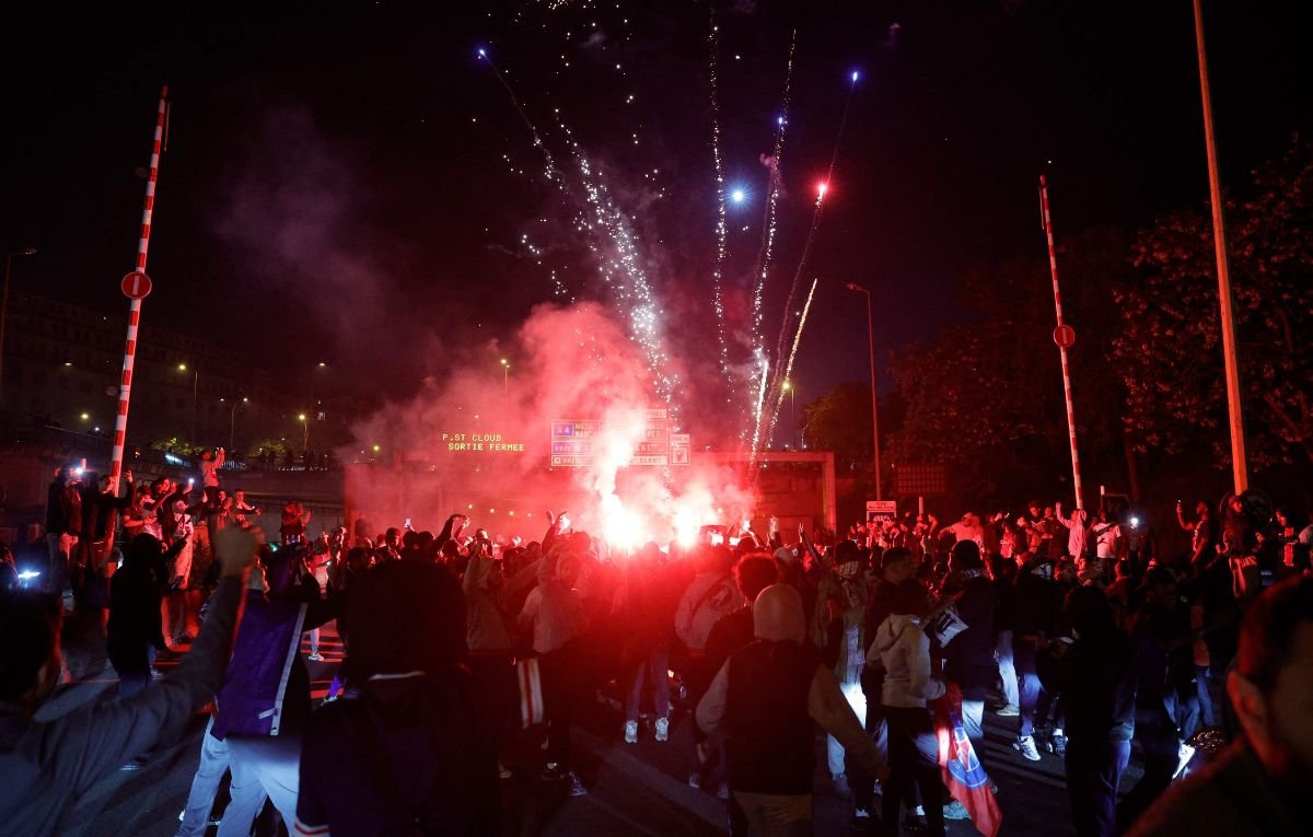 Torcedores do PSG foram às ruas de Paris para comemorar classificação à final da Liga dos Campeões (foto: GEOFFROY VAN DER HASSELT / AFP)