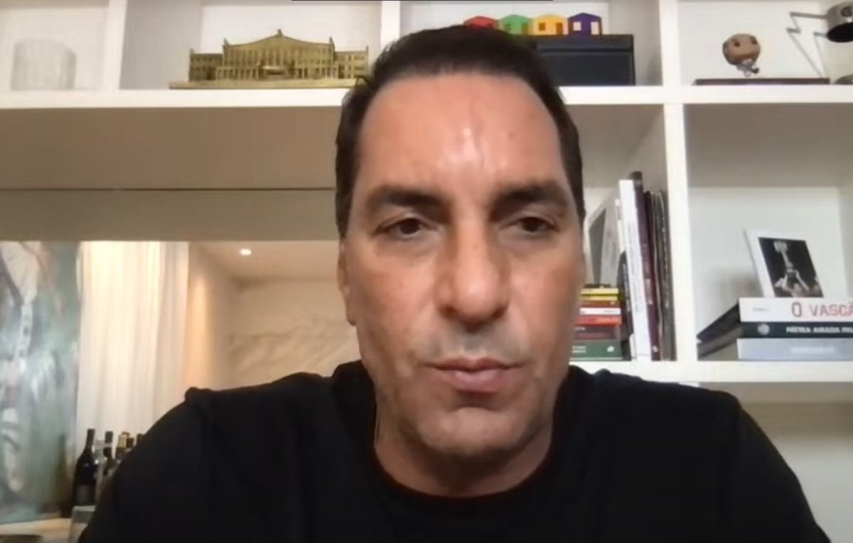No canal 'Mundo Ed', o ex-jogador Edmundo comenta o noticiário do Vasco (foto: Reprodução/Youtube)