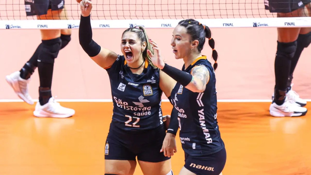 Giovana e Tifanny comemorando pelo Osasco (foto: Wander Roberto/Inovafoto/CBV)