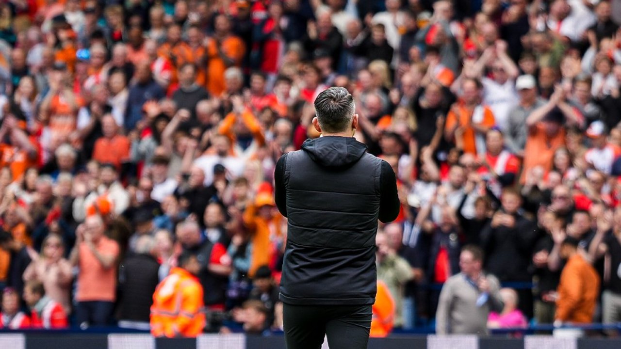 Torcida do Luton Town e o técnico Matt Bloomfield (foto: Reprodução Twitter)