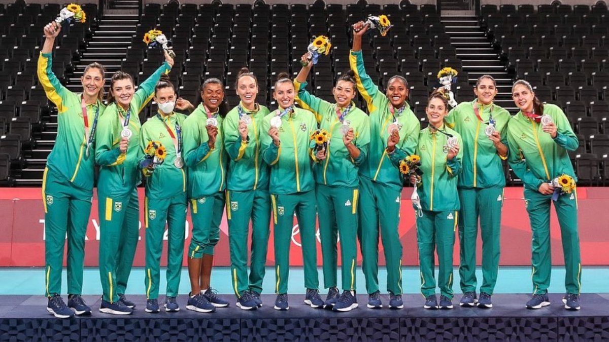 As jogadoras de vôlei premiadas com a medalha de prata na Olimpíada de Tóquio 2020, em 2021 (foto: Reprodução Instagram de Carol Gattaz)
