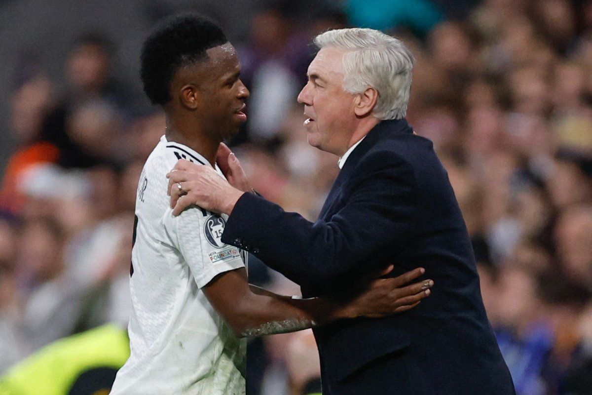 Vinicius Júnior e Carlo Ancelotti no Real Madrid (foto: OSCAR DEL POZO / AFP)