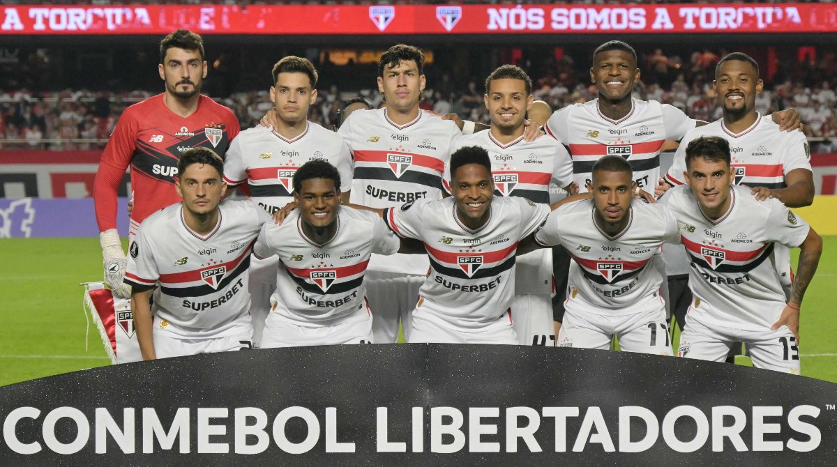 Time do São Paulo perfilado (foto: NELSON ALMEIDA / AFP)