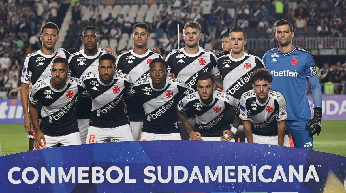 Time do Vasco perfilado (foto: MAURO PIMENTEL / AFP)