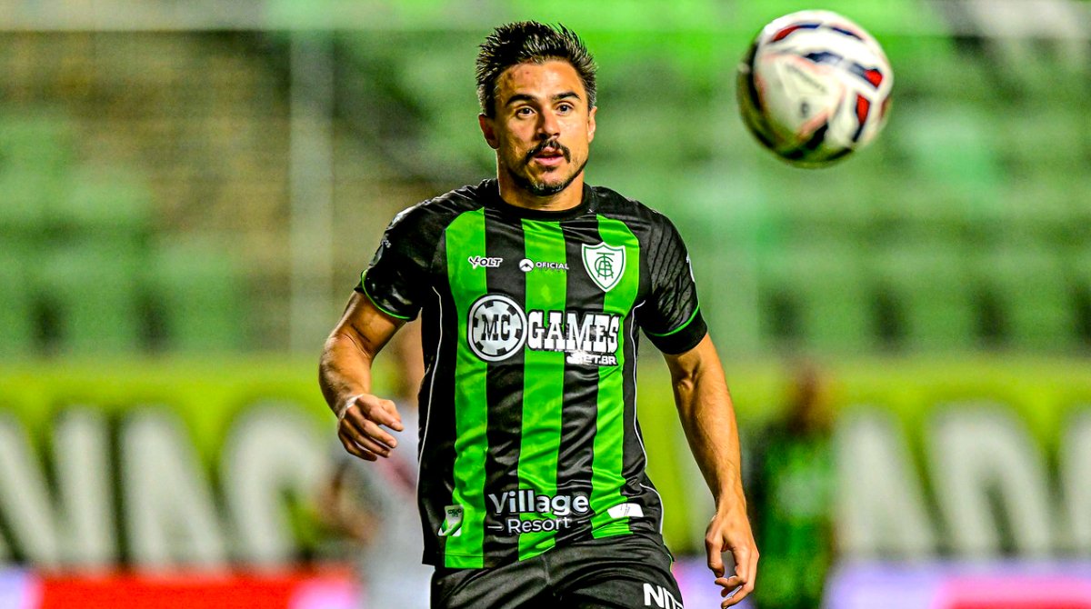 William Bigode em campo pelo América na Série B (foto: Mourão Panda / América)