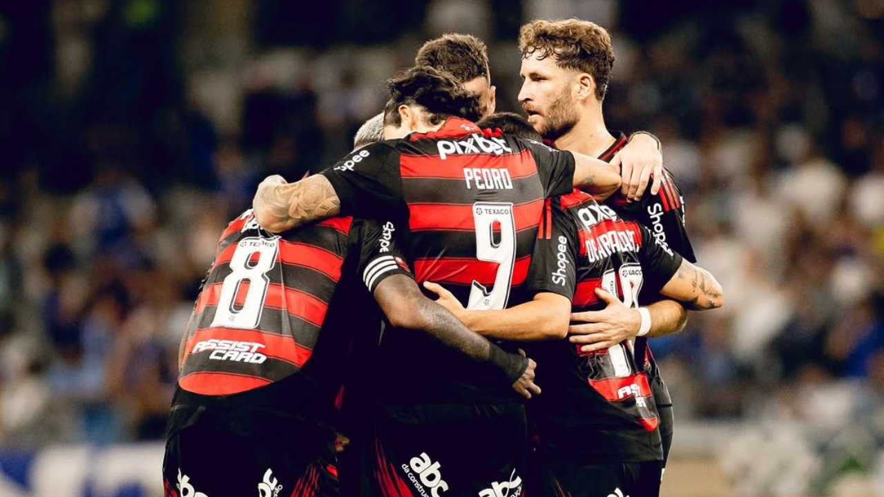 Jogadores do Flamengo reunidos em campo (foto: Reprodução Instagram do Flamengo)