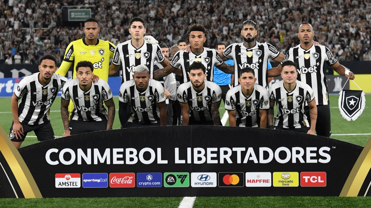 Time do Botafogo perfilado para jogo da Libertadores (foto: Daniel RAMALHO / AFP)