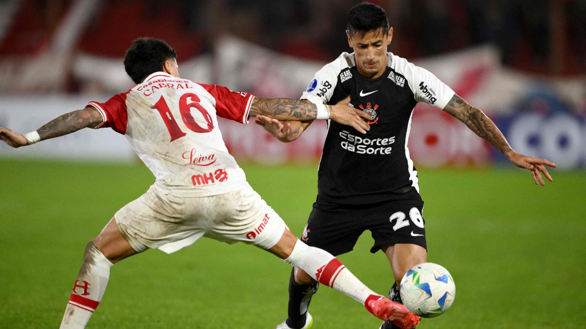 Jogo entre Huracán e Corinthians pela Sul-Americana (foto: Luis ROBAYO / AFP)