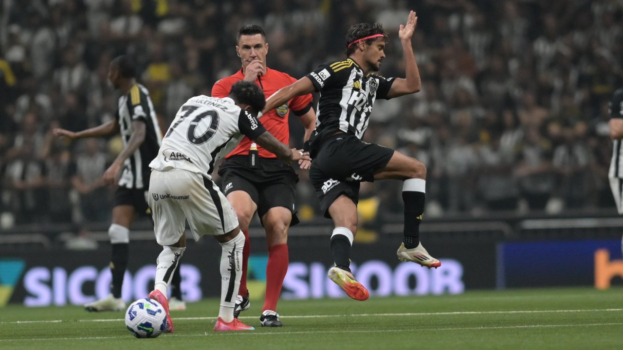 Lance do jogo entre Atlético e Corinthians, na Arena MRV (foto: Leandro Couri/EM/D.A. Press)