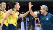 Gabi Guimarães e Zé Roberto Guimarães pela Seleção Brasileira Feminina de Vôlei (foto: Natalia KOLESNIKOVA / AFP - 06/08/2024)