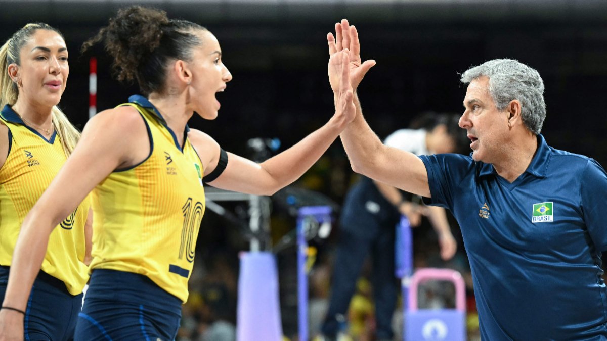 Gabi Guimarães e Zé Roberto Guimarães pela Seleção Brasileira Feminina de Vôlei (foto: Natalia KOLESNIKOVA / AFP - 06/08/2024)