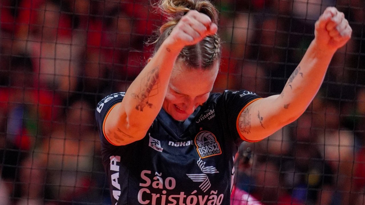 Comemoração de Valquiria, jogadora do Osasco (foto: @osascovoleibolclube - carol_fotografia)