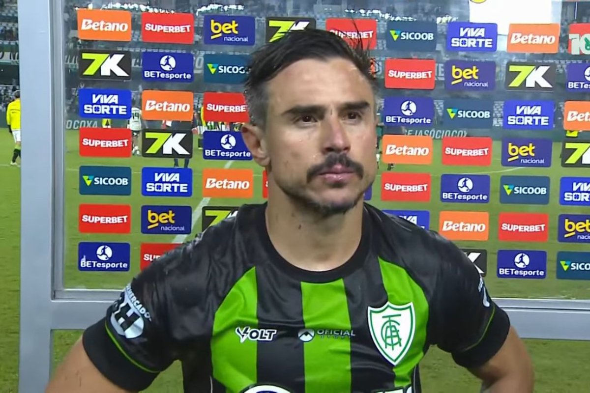 Willian Bigode, atacante do América, durante entrevista após derrota na Série B (foto: Reprodução / Desimpedidos)