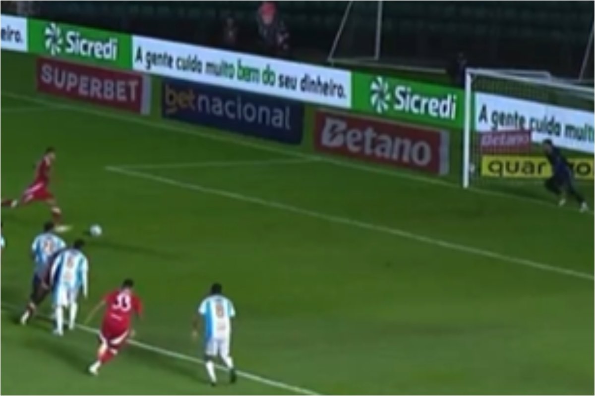 Momento em que Alan Patrick cobra pênalti em Maracanã x Internacional (foto: Reprodução)
