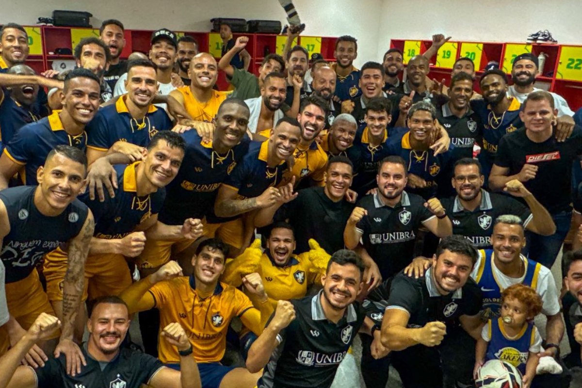 Jogadores e comissão técnica do Retrô comemoram no vestiário (foto: Divulgação/Retrô)