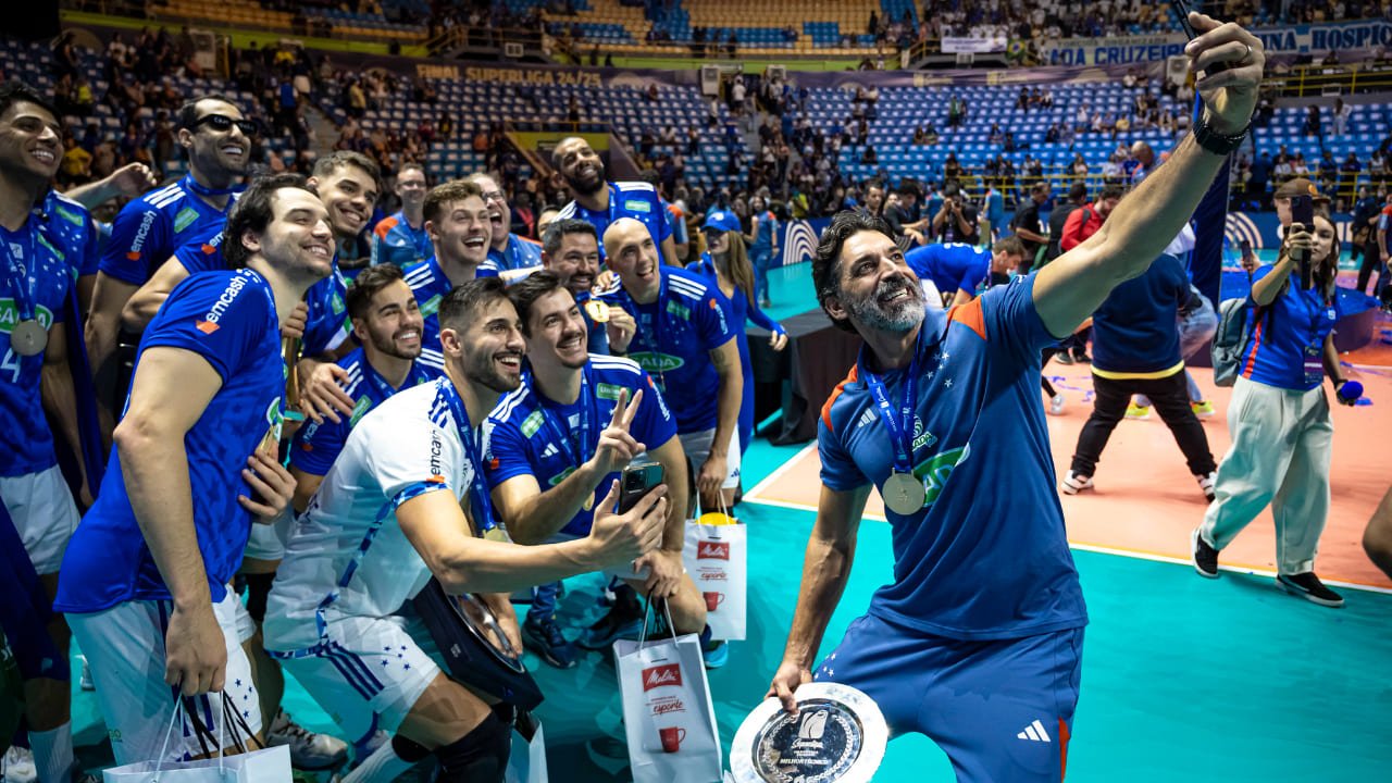 Elenco de vôlei do Cruzeiro (foto: Agência i7/Cruzeiro)