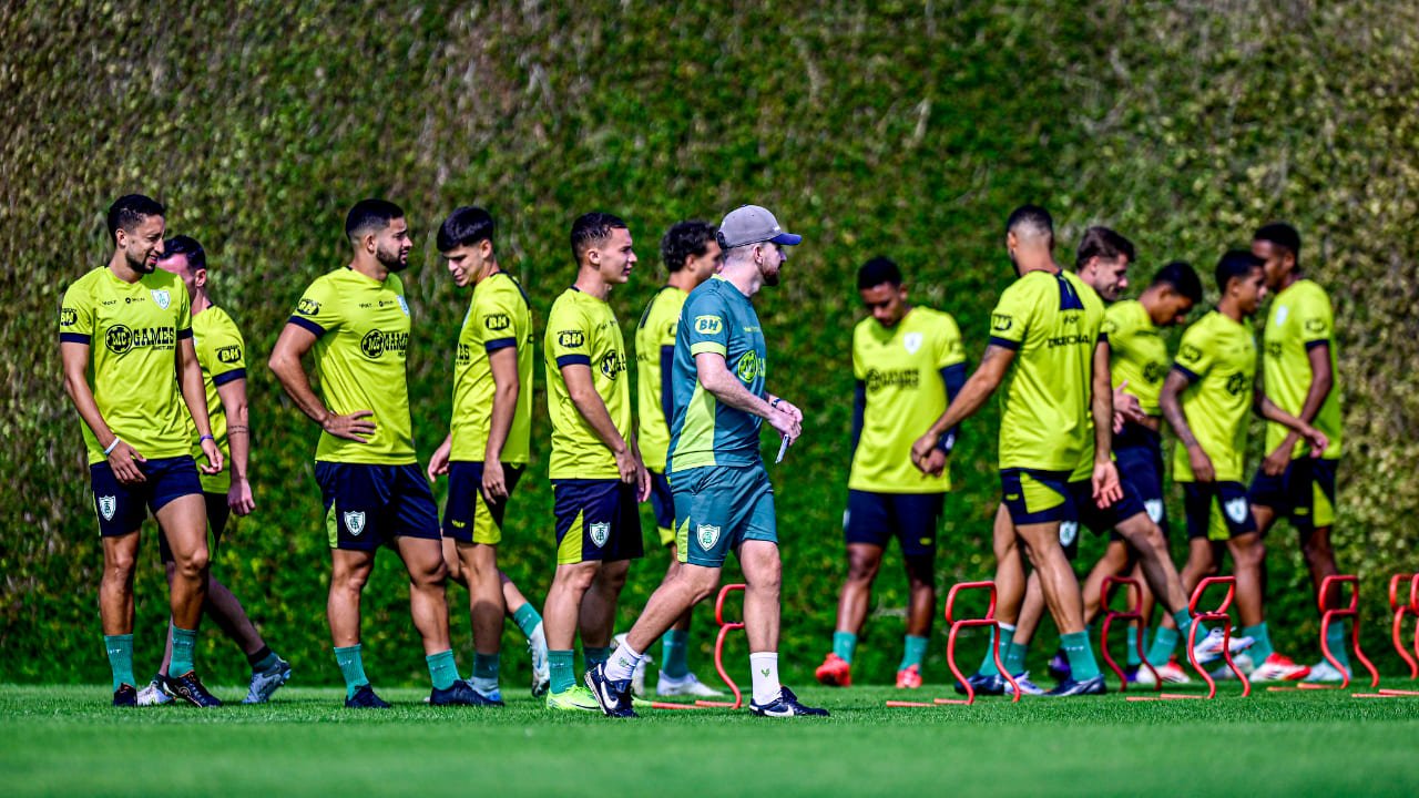 Elenco do América reunido no CT (foto: Mourão Panda / América)