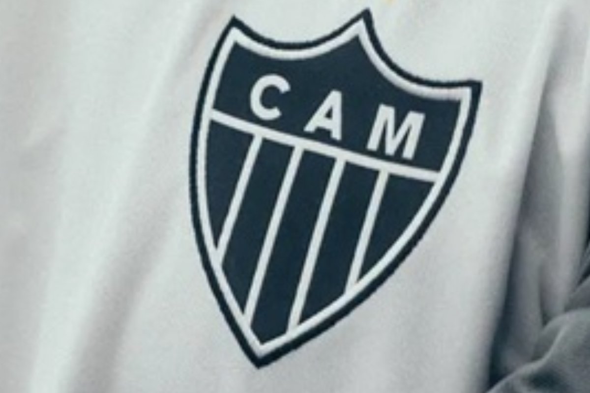 Símbolo do Atlético em camisa branca (foto: Divulgação Atlético)