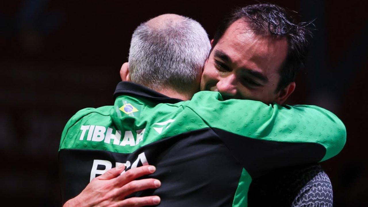 Mesatenista brasileiro, Hugo Calderano abraçando o treinador (foto: Reprodução Instagram da WTT)