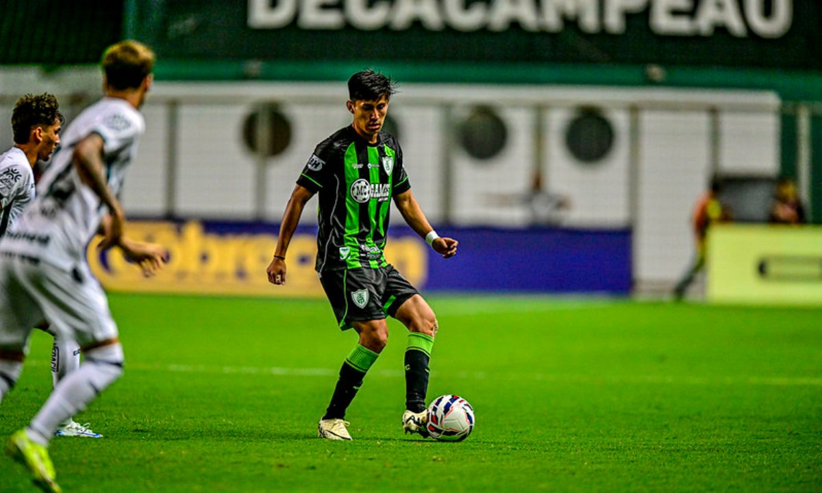 Miguelito, meio-campista do América, em jogo pela Série B (foto: Mourão Panda/América)