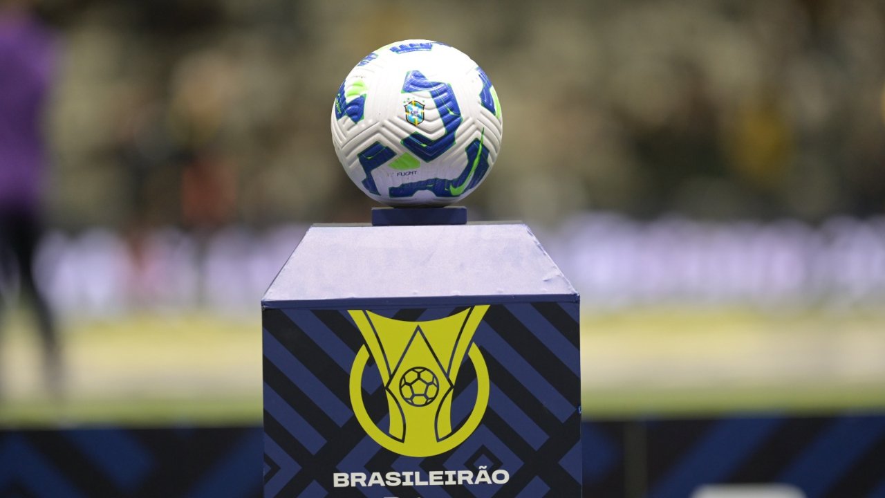 Bola da Série A em cima de um púlpito azul com a logomarca do Campeonato Brasileiro (foto: Leandro Couri/EM/D.A. Press)