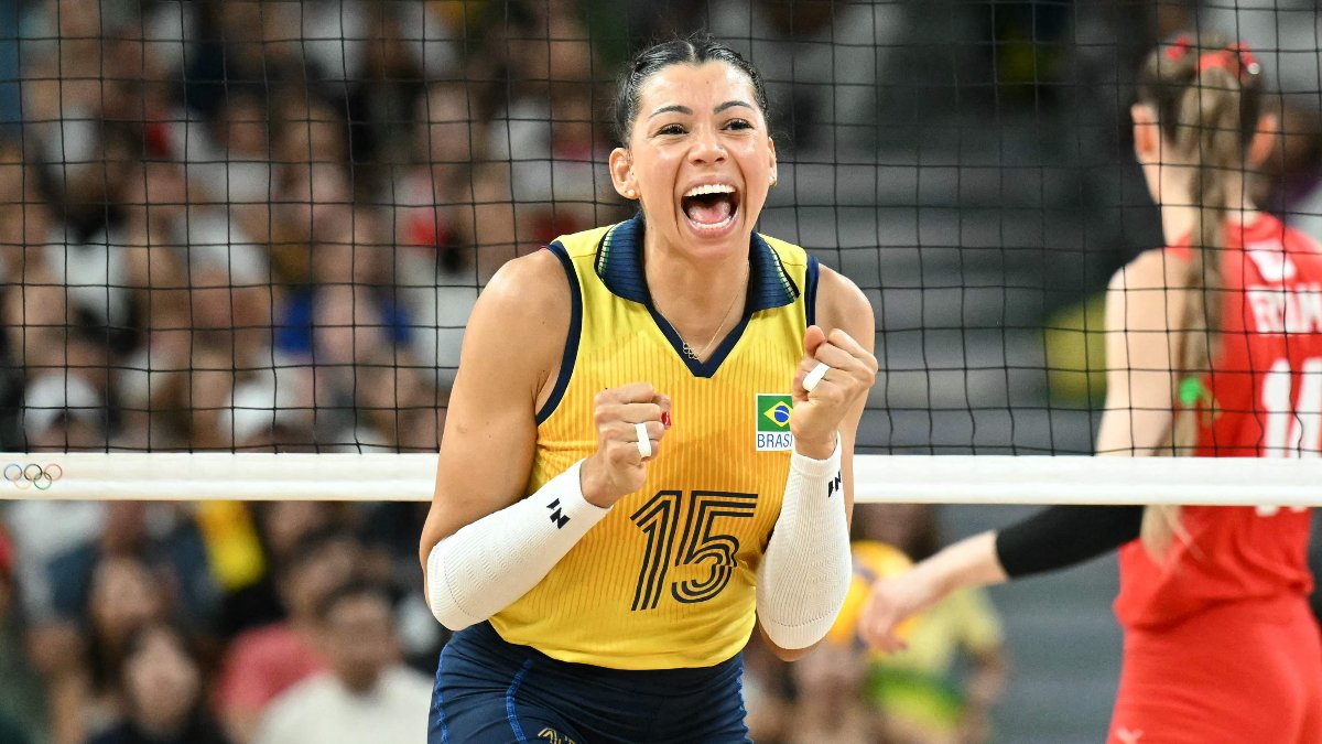 Ana Carolina Silva, central com a camisa da Seleção Brasileira Feminina de Vôlei em Paris 2024 (foto: AFP)