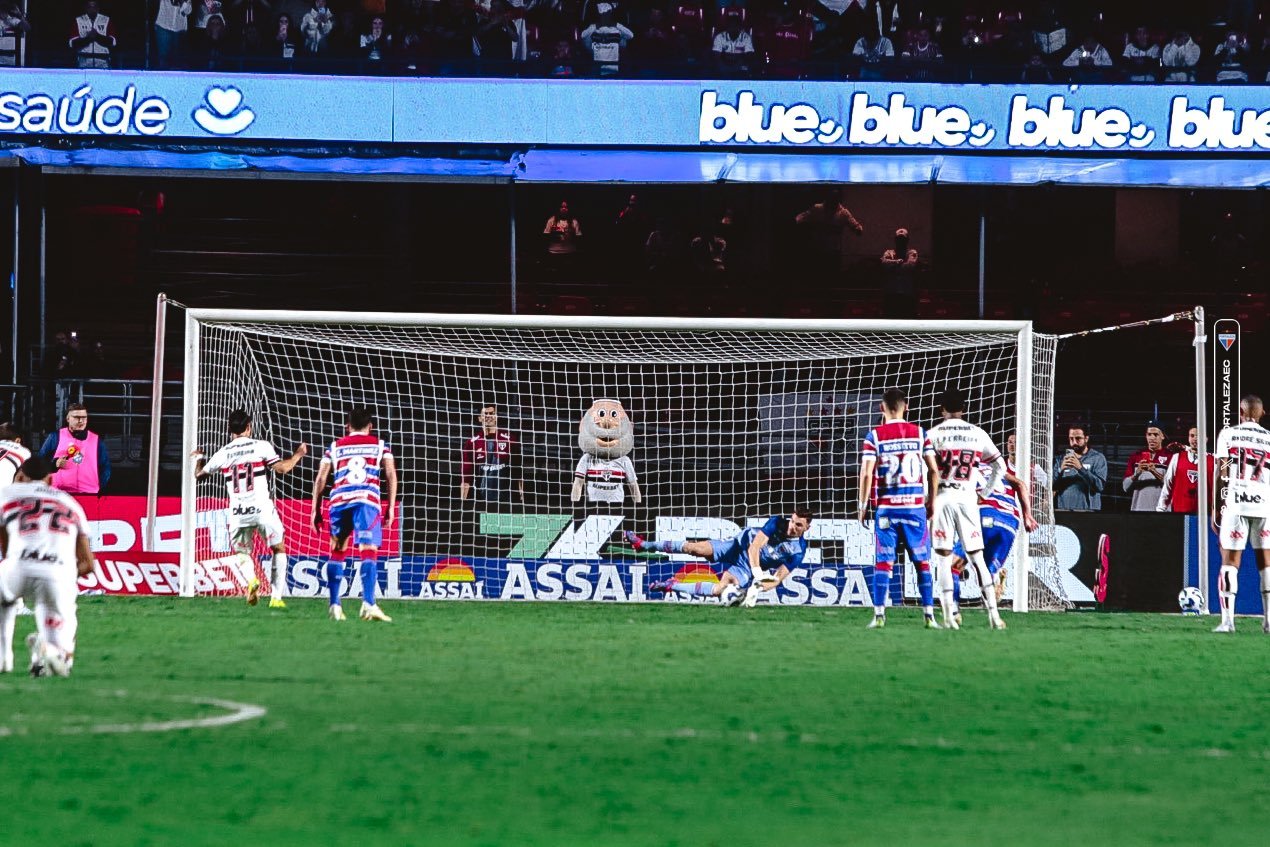 João Ricardo defende a cobrança de pênalti de Ferreirinha (foto: Matheus Amorim/FEC)