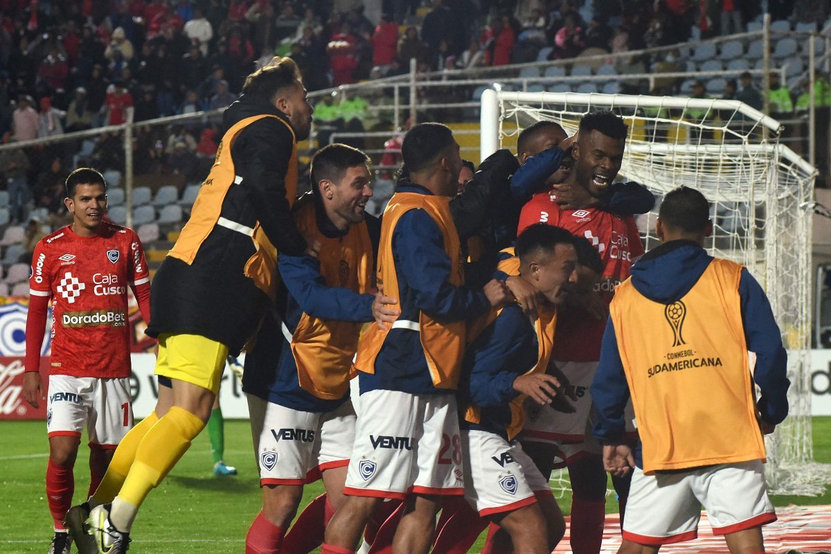 Jogadores do Cienciano comemoram gol contra o Caracas pela Sul-Americana (foto: Ivan FLORES / AFP)