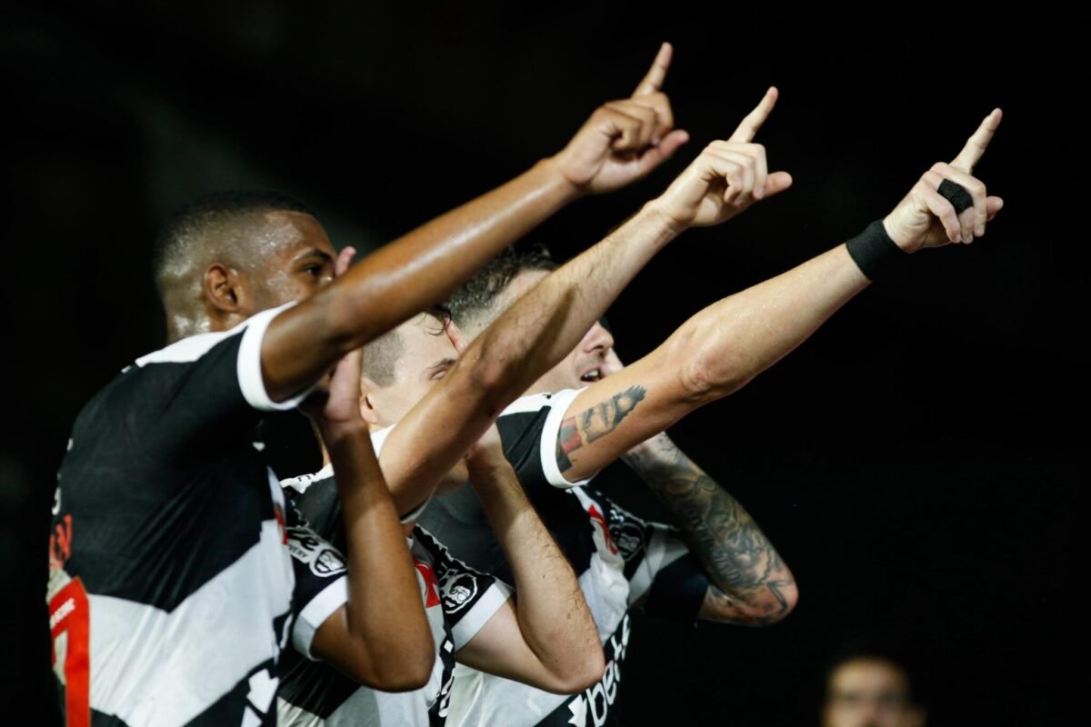 Jogadores do Vasco comemoram gol de Vegetti na vitória sobre o Fortaleza (foto: Matheus Lima/Vasco)