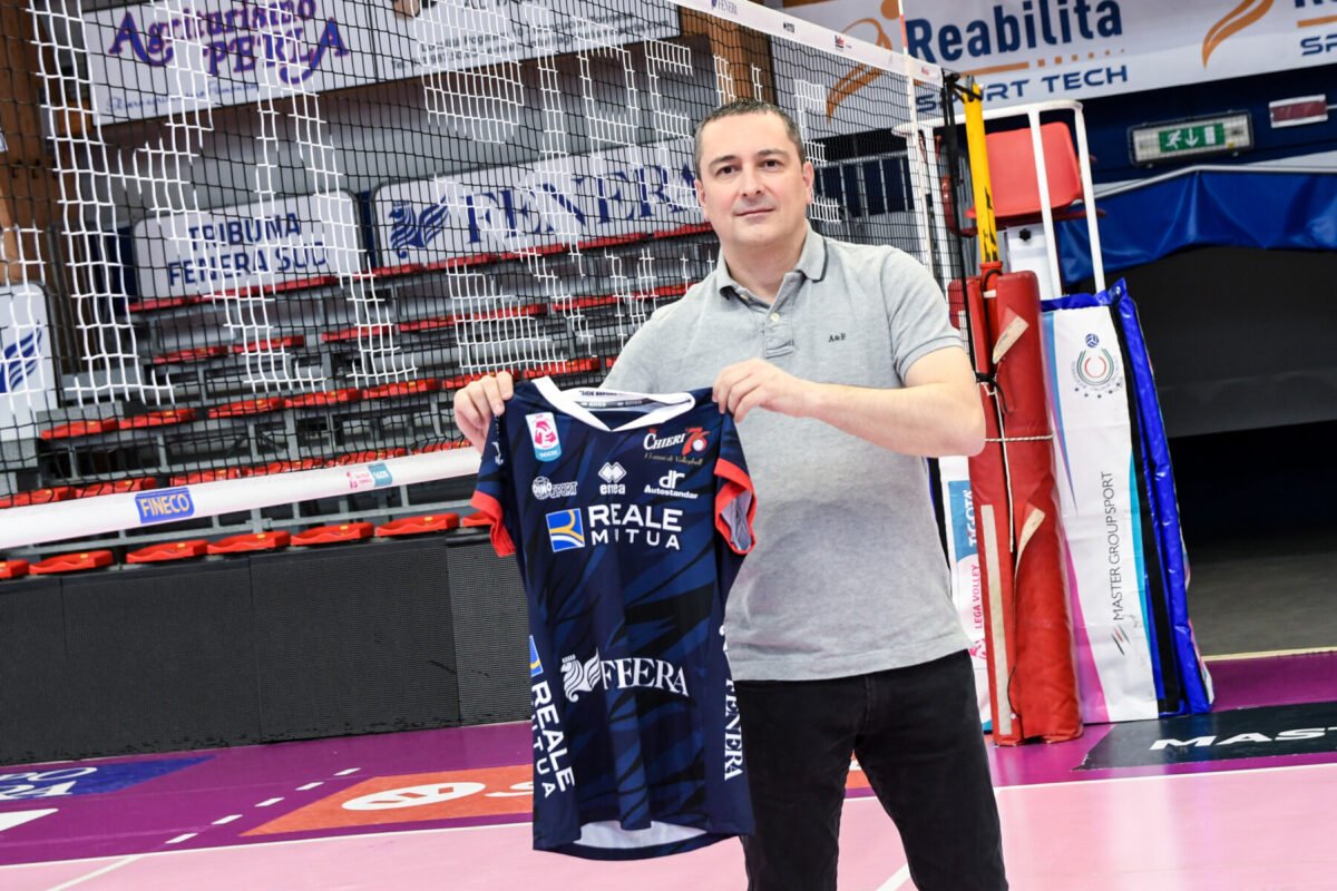 Nicola Negro segurando camisa (foto: Divulgação / Reale Mutua Fenera Chieri’76)