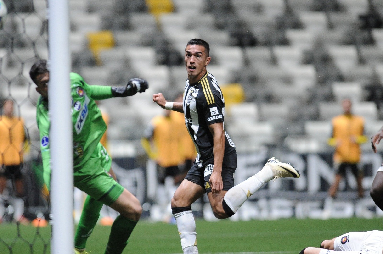 Cuello, atacante do Atlético, em lance de gol sobre o Caracas, na Arena MRV - (foto: Alexandre Guzanshe/EM/DA.Press)