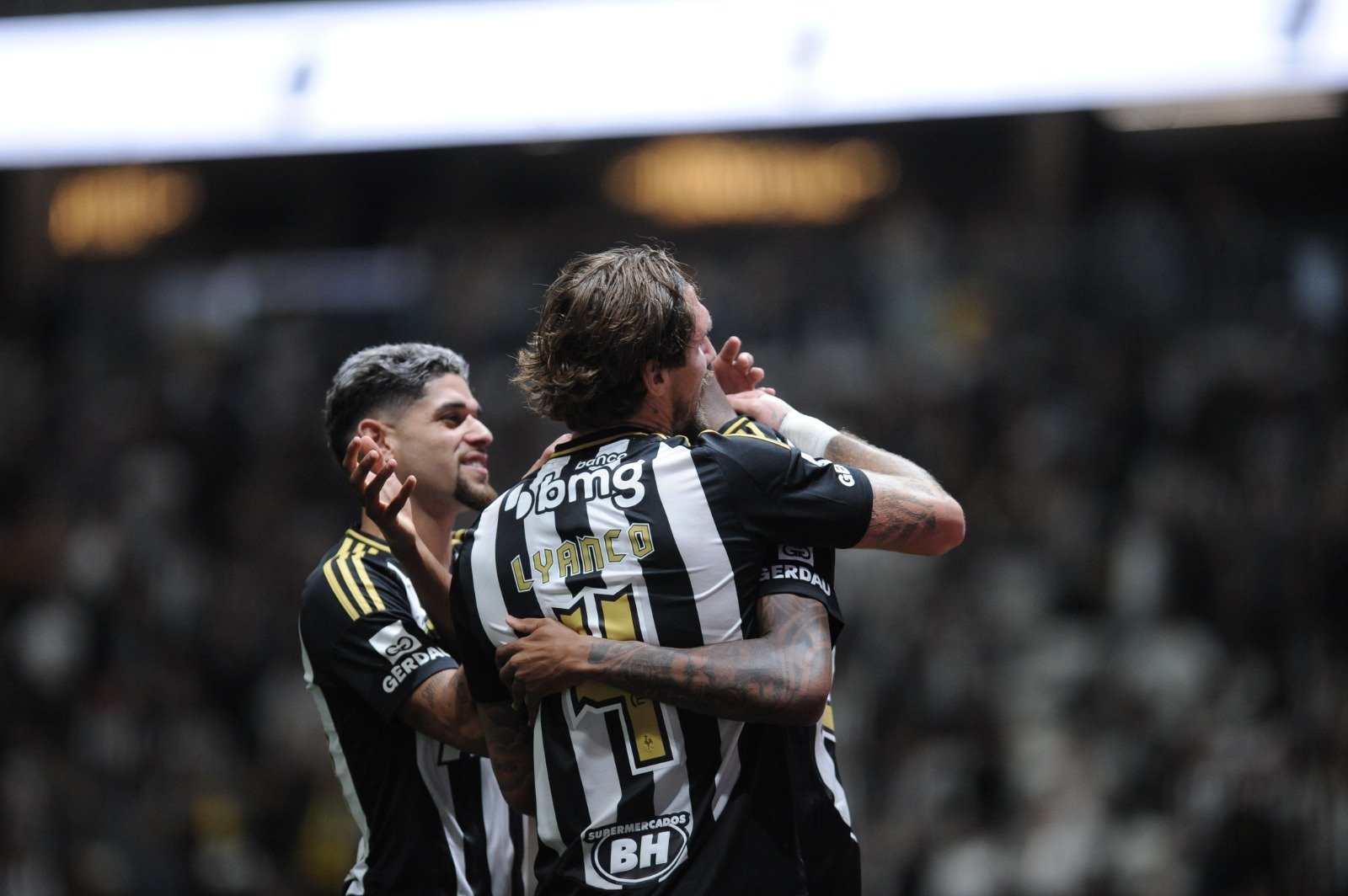 Jogadores do Atlético comemoram gol sobre o Maringá - (foto: Alexandre Guzanshe/EM/D.A. Press)