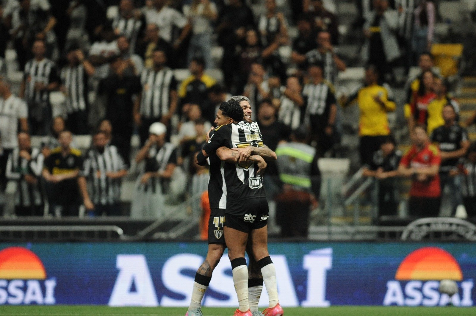 Rubens e Rony se abraçam em comemoração de gol do Atlético na Arena MRV (foto: Alexandre Guzanshe/EM/D.A. Press)