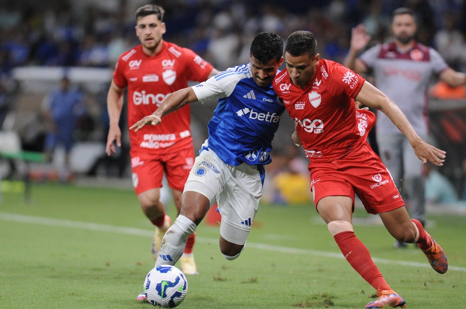Jogadores de Cruzeiro e Vila Nova em campo (foto: Alexandre Guzanshe/EM/D.A Press)